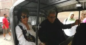 برفقة محمود سعد.. سميرة أحمد تتجول في شوارع الدرب الأحمر بـ«توكتوك»