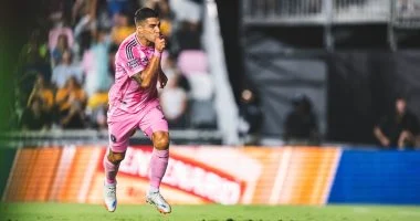 سواريز يكشف لحظات قاسية من طفولته ورغبته فى العودة إلى برشلونة