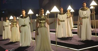 سياح أجانب يحتفلون معنا بافتتاح متحف مصر في أسوان