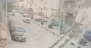 سيارة ملاكي تصطدم بشاشة دعائية لمرشح نواب بسوهاج