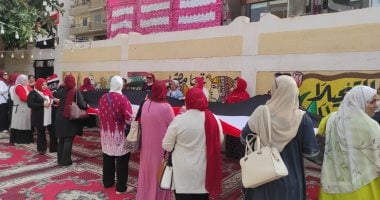 سيدات الشرقية يحمسن الناخبين بالأعلام والأناشيد الوطنية للمشاركة الفعّالة
