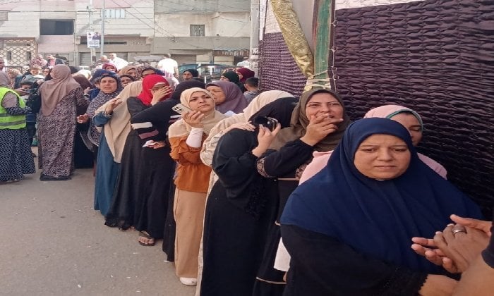 طوابير أمام اللجان.. سيدات القرى يتصدرن المشهد للإدلاء بأصواتهم في ثاني أيام الانتخابات بالبحيرة