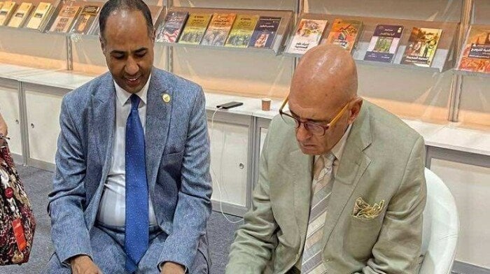 «الخرز الملون» و«100 حقيقة في حياة الفراعنة».. سَلماوي وحواس يُوقّعان أحدث إصداراتهما في معرض الشارقة للكتاب
