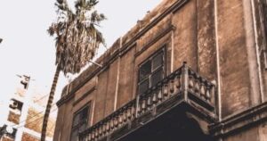 شارع المختلط يعد ذاكرة معمارية وتاريخية تميز مدينة المنصورة في صور.