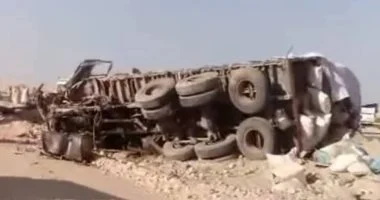 شاهد أول صور لحادث تصادم ميكروباص وتريلا بالصحراء الغربية بإسنا.