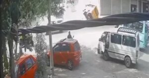 شاهد ماذا وقع لميكروباص عند عبور تقاطع السيوف بالفيديو