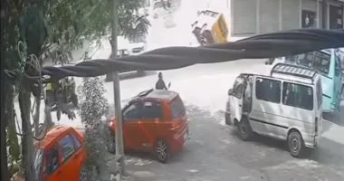 شاهد ماذا وقع لميكروباص عند عبور تقاطع السيوف بالفيديو