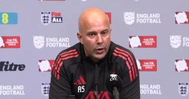 شبح الإقالة يهدد سلوت بعد النتائج المخيبة للآمال مع ليفربول