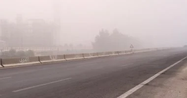 شبورة تغطي سماء القليوبية وتحذيرات مرورية لتجنب الحوادث بالفيديو