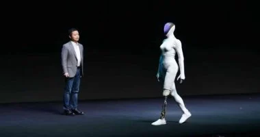 شركة صينية تقطع روبوتها البشرى على المسرح لإثبات عدم وجود إنسان داخله