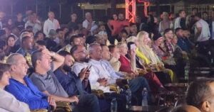 شهد سائحون افتتاح المتحف المصري الكبير من ساحة أبو الحجاج الأقصرية