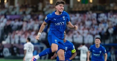 النجمة ضد الهلال.. صراع القمة والقاع في الدوري السعودي