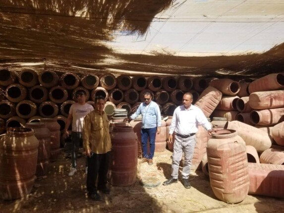 ضبط مصنع مخللات غير مرخص يستخدم علامة تجارية شهيرة في المنيا