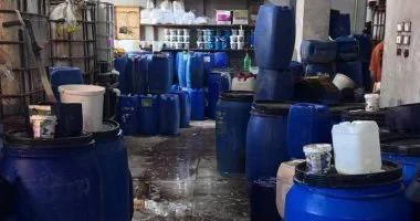 ضبط منشأة غير مرخصة بالسادات لإنتاج منظفات صناعية مخالفة