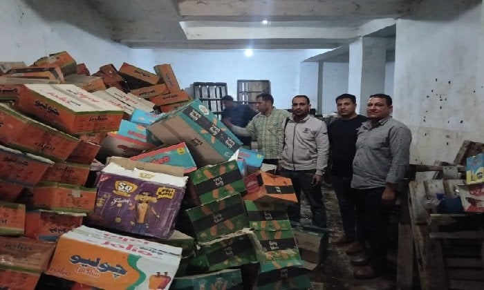 ضبط 1.6طن جبن و500 كرتونة مقرمشات منتهية الصلاحية في البحيرة