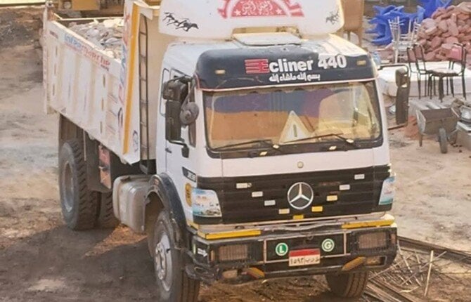 ضبط سيارة مخالفة وإحالتها للتحفظ داخل جراج الحى بشمال الغردقة