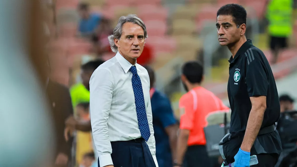 طائرة مانشيني تقترب من التحليق في سماء الدوحة لبناء السد