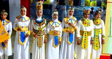 طالبات الداخلة يرتدين زيًا فرعونيًا من صنعهن في احتفالات المتحف المصري الكبير