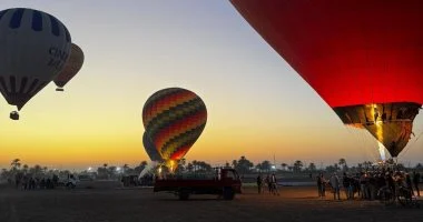 طقس الأقصر اليوم مشمس وجولات البالون في السماء بانتظام