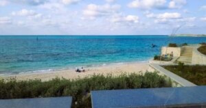 طقس مطروح معتدل وخريفي مع غيوم جزئية وأمواج بحر هادئة في الفيديو