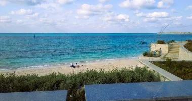 طقس مطروح معتدل وخريفي مع غيوم جزئية وأمواج بحر هادئة في الفيديو