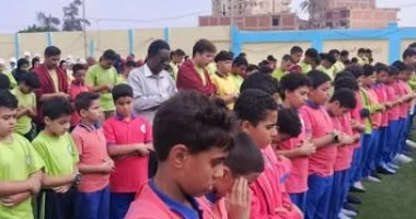 طلاب بقناطر الخيرية يحيون ذكرى ضحايا حادث السيارات بأداء صلاة الغائب