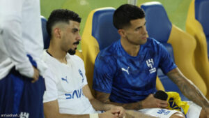 طمأنة لاعبي الهلال لعلي لاجامي بعد إصابته في مواجهة الغرافة