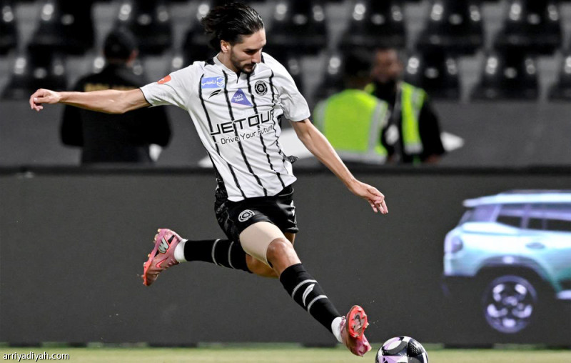 عدلي يسافر إلى باريس لتلقي العلاج من إصابته الخطيرة