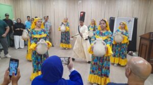 بعروض الأراجوز والماريونتي.. «قنا للفنون والحرف التراثية» يرسم البهجة بمركز أورام قنا