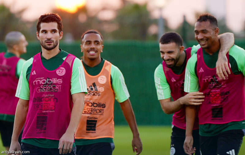 ععار يستعد مع المنتخب الجزائري قبل مواجهة السعودية المرتقبة