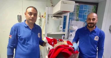 عملية ولادة ناجحة في سيارة إسعاف تنقذ طفلاً بحالة حرجة بسبب الحبل السري.