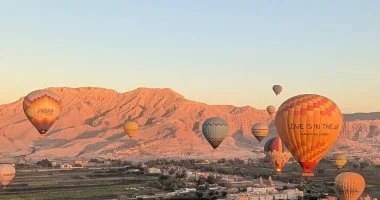 عودة البالون الطائر بالبر الغربي عبر 72 رحلة و2150 سائحًا