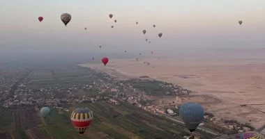 عودة البالونات لتحلق في سماء الأقصر مع 1630 سائحًا و60 رحلة.