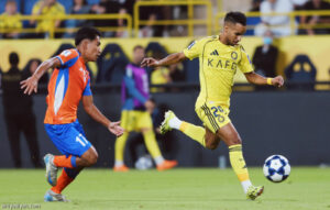 غريب يحقق إنجازا مزدوجا بتسجيله هدفين للنصر في مباراة تاريخية