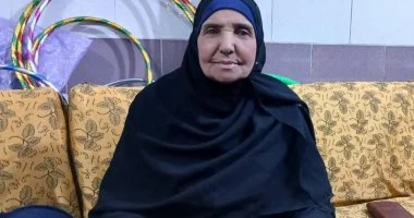 فاطمة، بعمر الثمانين، تحفظ القرآن كاملاً بعد محو أميتها