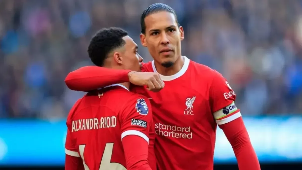 فان دايك يتجاهل صداقة الأمس ويدعم فريقه بفخر وحماس