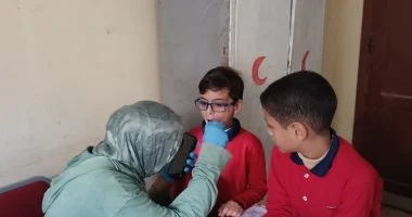 فحص 288 طالبًا بمبادرة "من أجل قلوب أطفالنا" بمدرسة بكفر شكر