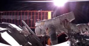 حادثة فضائية تعيق رواد صينيين من العودة إلى الأرض