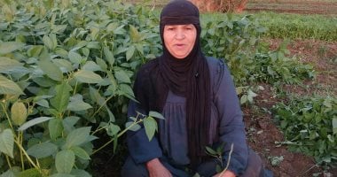 فلاحة مصرية تُحيي تراث الغناء الشعبي بصوت جذاب.