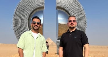 فنانون تشكيليون من مختلف دول العالم يضعون أعمالهم أمام الأهرامات.. صور