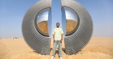 فنانون من مختلف دول العالم يضعون أعمالهم التشكيلية أمام الأهرامات.. صور