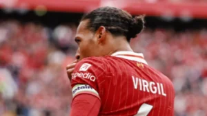 فيرجيل فان دايك ينتظر عرضاً مغرياً من كبار أوروبا قبل تجديد عقد ليفربول