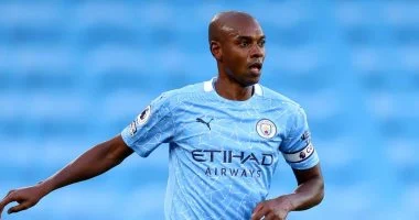 البرازيلي فيرناندينيو يعلن اعتزاله بعد مسيرة ذهبية مع مانشستر سيتي