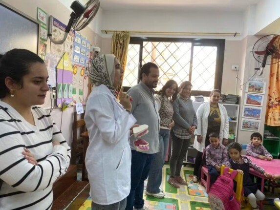 أسنان سليمة لجيل واعد.. «طب أسنان بني سويف» تنظم قافلة توعوية كبرى في المدارس