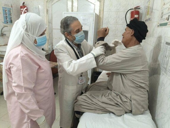 قافلة «حياة كريمة» تقدّم خدماتها الطبية المجانية لأكثر من 1071 مواطنًا بقرية شلقام في المنيا