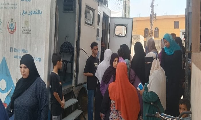 كشف وعلاج بالمجان لـ 828 مواطنًا في قافلة طبية بوادي النطرون