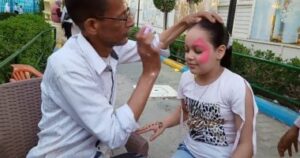 قصة عم أشرف فنان مشهور في رسم الوجوه بالبحيرة يسعد الأطفال دائمًا "صور"