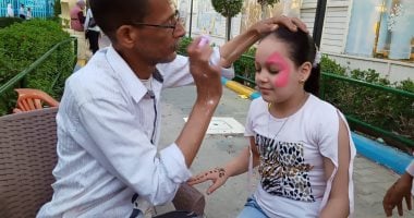 قصة عم أشرف فنان مشهور في رسم الوجوه بالبحيرة يسعد الأطفال دائمًا "صور"