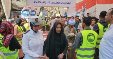 قوات الشرطة في الأقصر تعين كبار السن بدخول اللجان الانتخابية مع توفير المساعدة