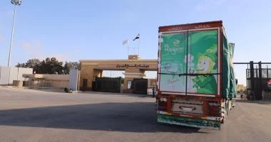 قوافل مساعدات مصرية تتوجه لقطاع غزة عبر معبري العوجة وكرم أبو سالم